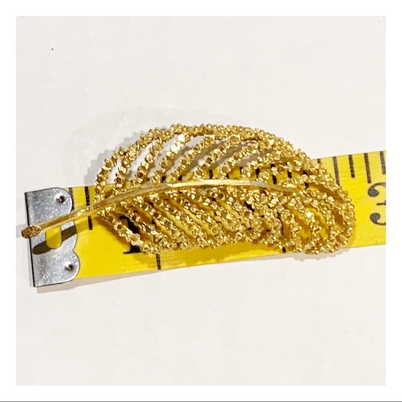 Vintage signed BSK sparkling gold open work leaf brooch - Picture 8 of 12